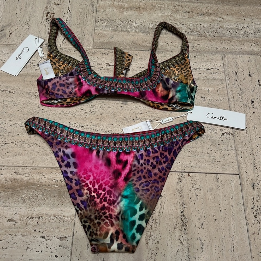 NWT CAMILLA SURREALIST SUPERSTITION REVERSIBLE TIE FRONT TOP AND HIGH LEG PANT - Picture 2 of 5